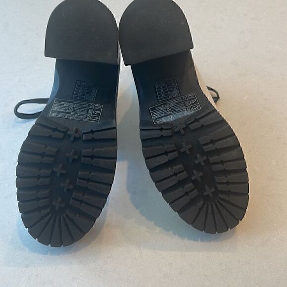 Forever 21 women’s boots size 7, white wedge black ties fun for everyone. - Picture 4 of 8
